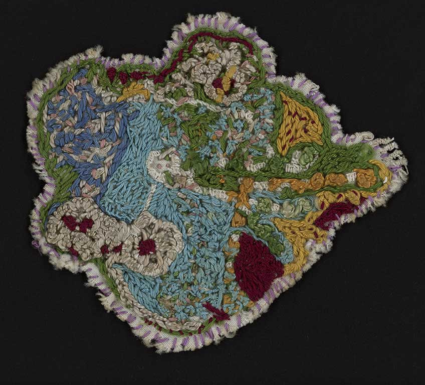 Jeanne Tripier Sin título, entre 1935 y 1939 Bordado de algodón sobre tela 8,5 x 9 cm Foto: Sarah Baehler, Atelier de numérisation – Ville de Lausanne Collection de l’Art Brut, Lausana