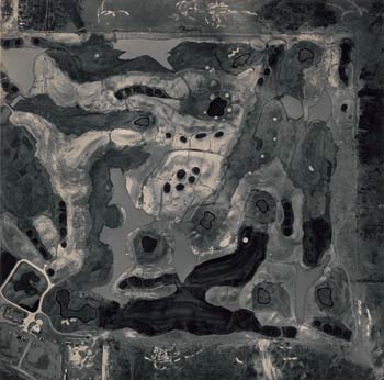 Emmet Gowin. Campo de golf en construcción, Arizona, 1993. © Emmet Gowin, cortesía Pace/MacGill Gallery, New York