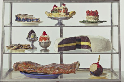 Claes Oldenburg.  Pastry Case I, 1961–1962. Cortesía MoMa, Nueva York / The Sidney and Harriet Janis Collection, 1967 © Claes Oldenburg  