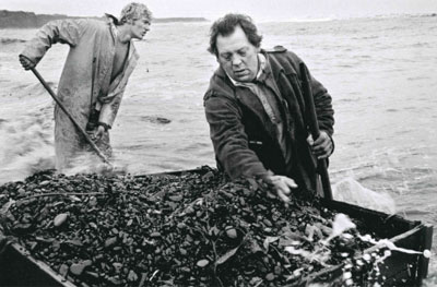 Chris Killip. Bryan Ladler and an Unedintifies Man Netting Seacoal, 1983-2010. Cortesía del artista