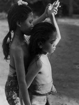 Gotthard Schuh. La hija de siete años del príncipe de Saba da clase de baile, Bali, 1938 Copia de época Fotostiftung Schweiz, Winterthur © Fotostiftung Schweiz, Winterthur