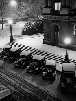 Gotthard Schuh. Noche de invierno ante el Teatro Municipal, Zúrich, 1932-1935 Copia moderna Fotostiftung Schweiz, Winterthur © Fotostiftung Schweiz, Winterthur