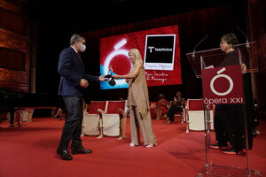 Rafael Fernández de Alarcón, director de Marca, Patrocinios y Medios de Telefónica, recogiendo el Premio a la Mejor Iniciativa de Mecenazgo
