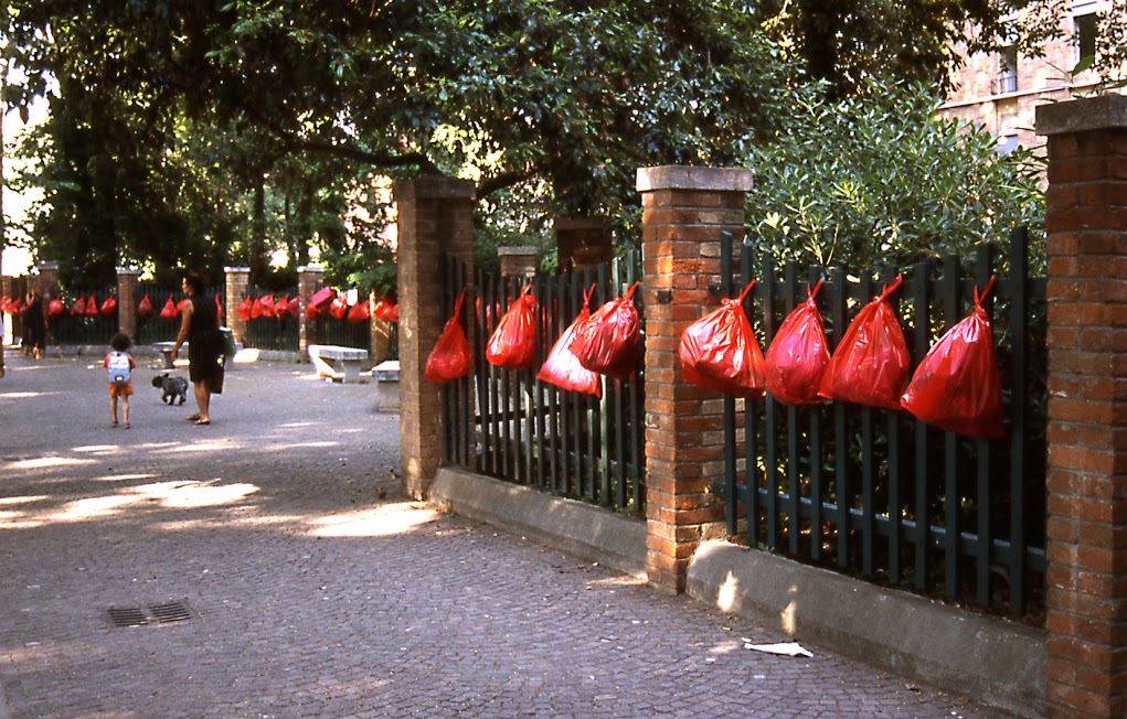 “Borse rose per Venezia”, acción en las calles de la ciudad, 11 y 12 de junio de 2003. VV2 Recycling the Future, 50 Bienal de Arte de Venecia.