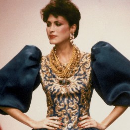Vestido de noche en seda bordada. 1982. Oscar de la Renta Archive