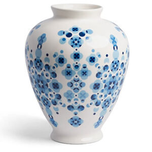 Bluedot, la nueva colección de Nynke Tynagel inspirada en la tradicional cerámica azul de Delft.