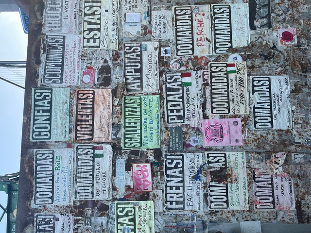 Mensajes lingüísticos de carácter informal, monolingües, que evocan los anuncios por palabras de la prensa, con el característico se impersonal, convertido aquí en fórmula lingüística recurrente (“se amputa… el alma”; “Se solicita… un futuro mejor”; “Se violenta… el arte -de los demás-”, etc.). Milán, Via Tortona, octubre de 2024. Luis Guerra