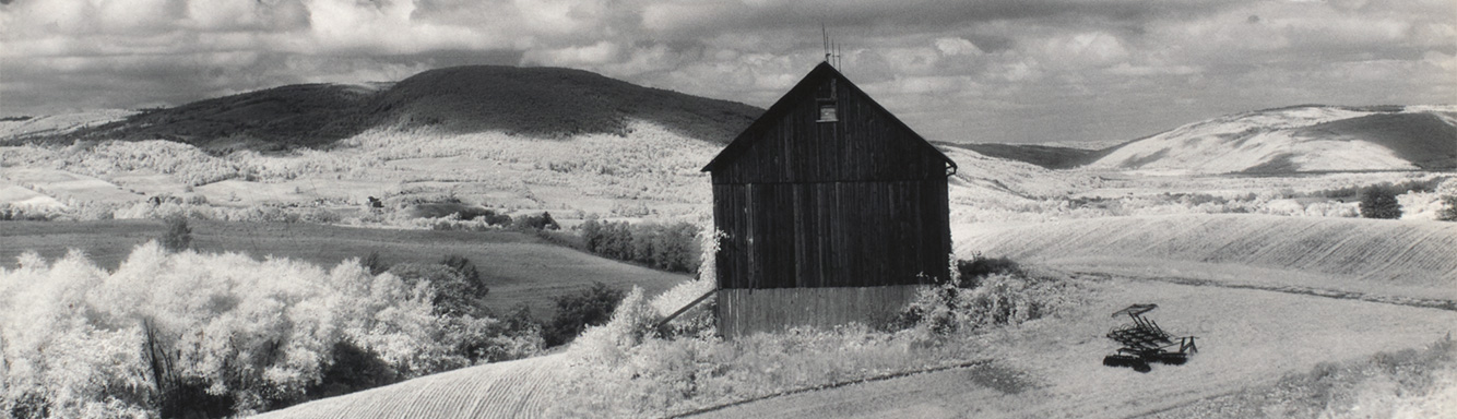 Minor White Barn and Clouds (Vicinity of Naples and Dansville, New York), from Sequence 10 / Rural Cathedrals. The Minor White Archive, Princeton University Art Museum, llegat de Minor White © Trustees of Princeton University Photo: Allen Chen