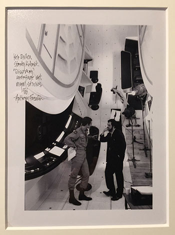 Stanley Kubrick hablando con Keir Dullea (el astronauta David Bowman) en el escenario del interior de la centrifugadora de la nave Discovery, 1966