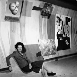 Atribuida a Berenice Abbott. Peggy Guggenheim posa en su galería neoyorquina Art of This Century, 22 de octubre de 1942. © 2024 Estate of Berenice Abbott