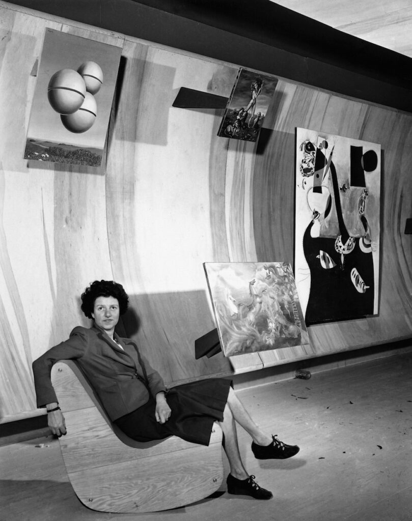 Atribuida a Berenice Abbott. Peggy Guggenheim posa en su galería neoyorquina Art of This Century, 22 de octubre de 1942. © 2024 Estate of Berenice Abbott