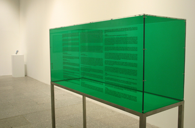 Ignasi Aballí. Vitrina (verde), 2011. Colección particular