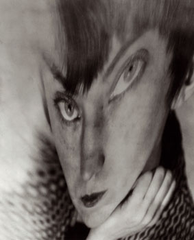 Berenice Abbott Autorretrato, distorsión, ca. 1930. Cortesía de Howard Greenberg Gallery © Getty Images/Berenice Abbott