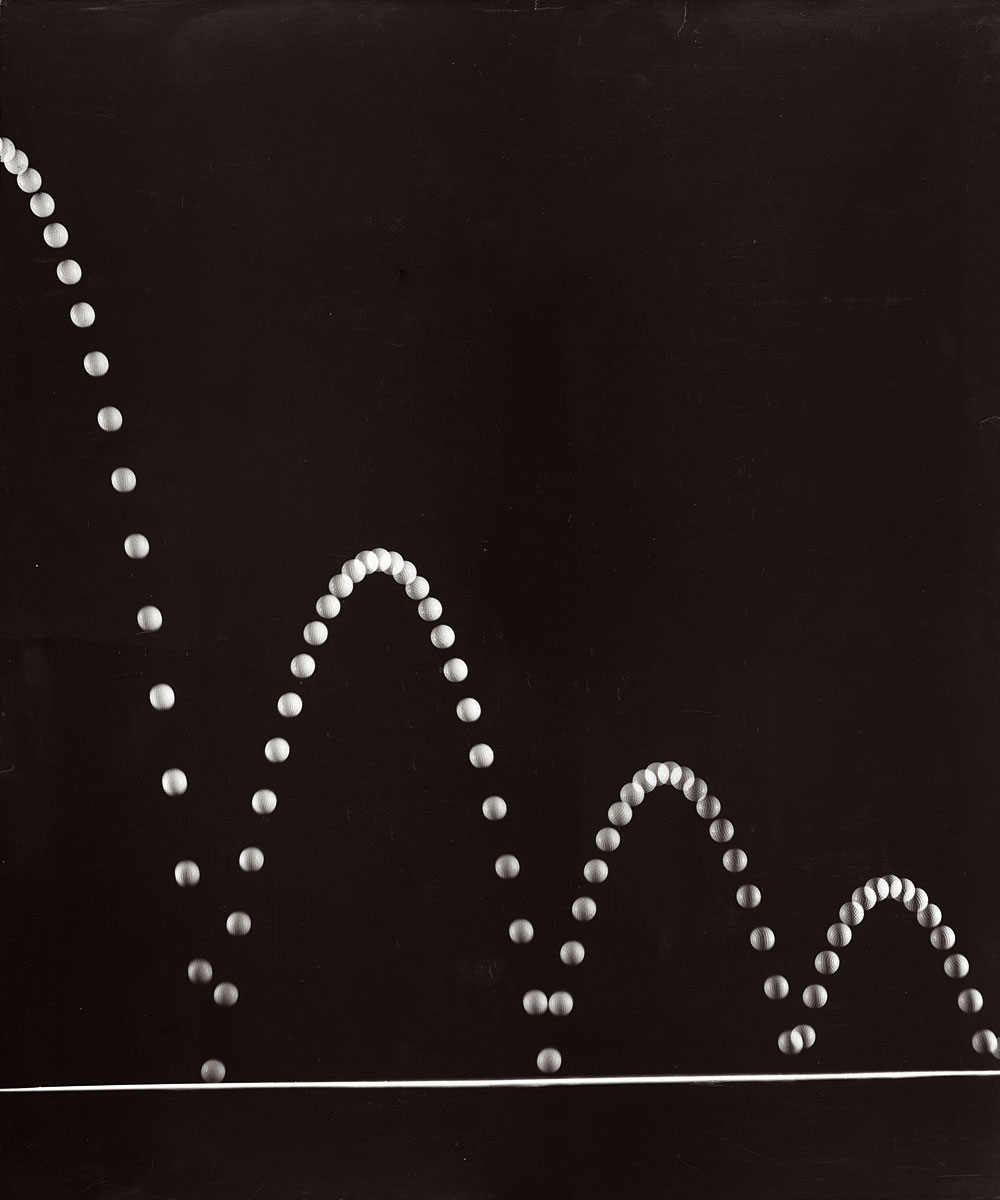 Berenice Abbott. Pelota rebotando en arcos decrecientes, 1958-1961. Berenice Abbott Collection, MIT Museum. Gift of Ronald and Carol Kurtz © Getty Images/Berenice Abbott 
