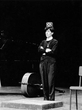Esther Ferrer. Mallarmé révisé o Malarmado revisado, 1968-1992. Festival Polyphonix. Hommage à John Cage, Centre Pompidou, París. Foto: Jean-Pierre Sonolet. Cortesía de la artista