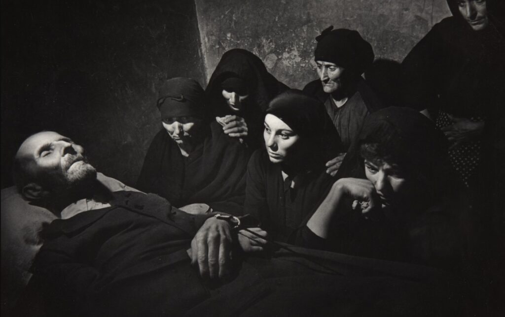 Eugene Smith. Velatorio español. Pueblo español, hacia 1955. Museo Nacional Centro de Arte Reina Sofía 