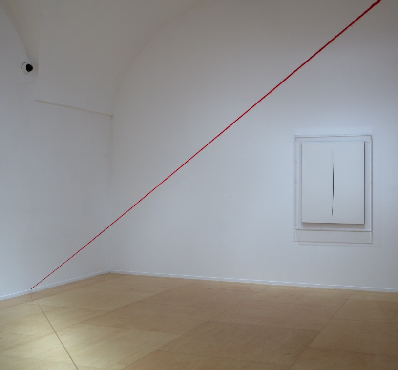 Fred Sandback y Lucio Fontana en "El aire conmovido...". Museo Nacional Centro de Arte Reina Sofía