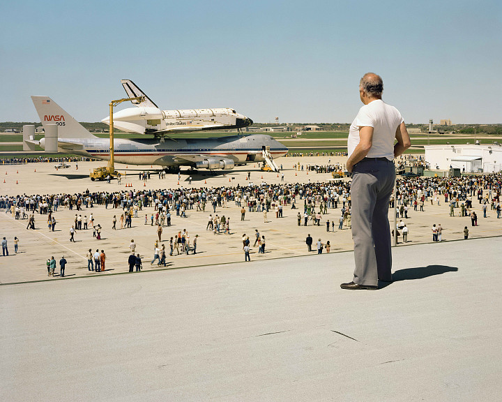 Joel Sternfeld. The Space Shuttle Columbia Lands at Kelly Lackland Air Force Base, San Antonio. Texas, 1979. Serie American Prospects. The ALBERTINA Museum, Vienna – Donation Joel Sternfeld © Joel Sternfeld 