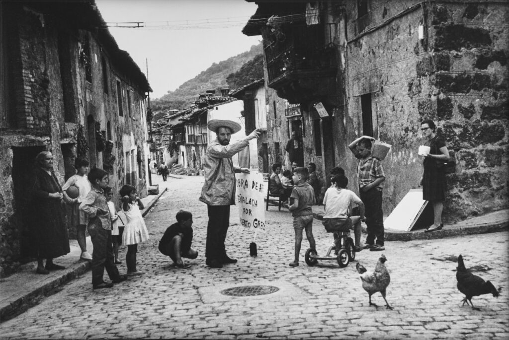 Acto vivo-dito de Alberto Greco en Piedralaves, 1963. Colección / Archivo Galería del Infinito © Montserrat Santamaría © Gentileza derechohabiente de Alberto Greco. Fotografía: Montserrat Santamaría