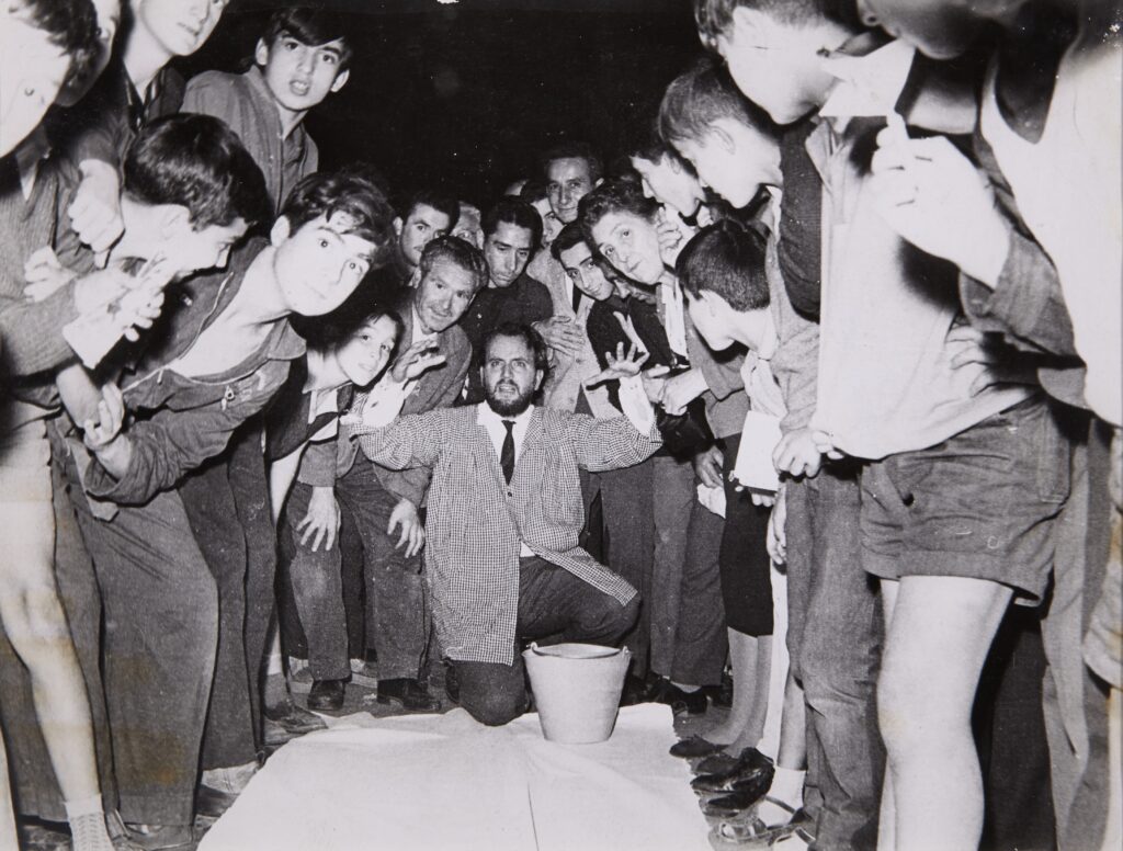 Momento vivo-dito de Alberto Greco en Lavapiés, 18 de octubre de 1963. Museo Reina Sofía © Gentileza derechohabiente de Alberto Greco