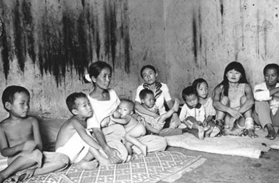 Lu Nan. Xiahuai Gao, 46 años, esta lactando a su hijo y su marido esta en la carcel por drogadicción. Myanmar, 2006