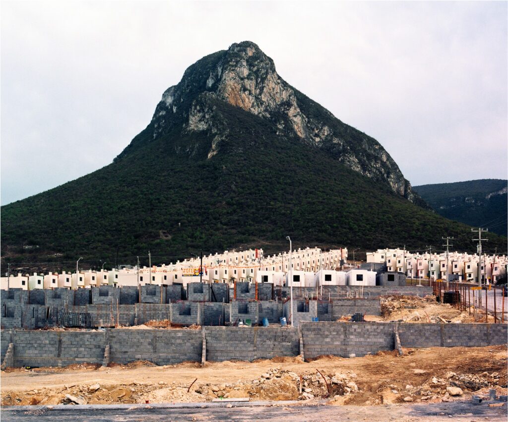 Alejandro Cartagena. Fragmented Cities, Escobedo, de la serie Suburbia Mexicana, 2005-2010. Cortesía del artista © Alejandro Cartagena 
