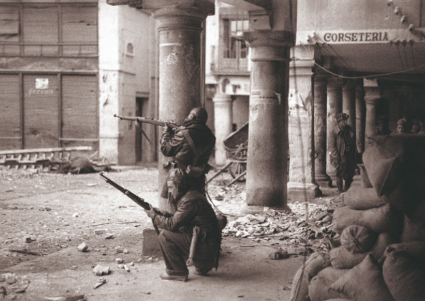 Combates en la Plaza del Torico, Teruel, diciembre de 1937©Alfonso. Vegap, Madrid, 2021