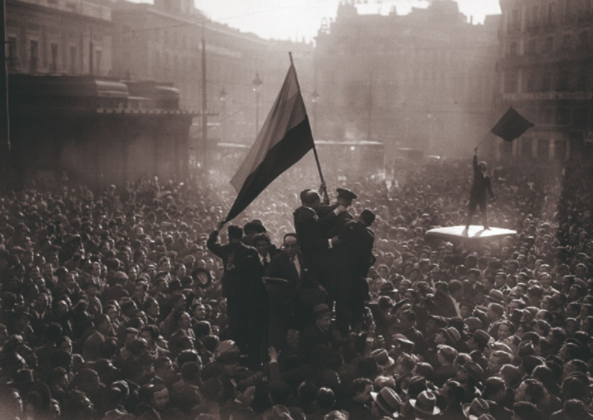 Proclamación de la Segunda República. Puerta del Sol, Madrid, 14 de abril de 1931©Alfonso. Vegap, Madrid, 2021