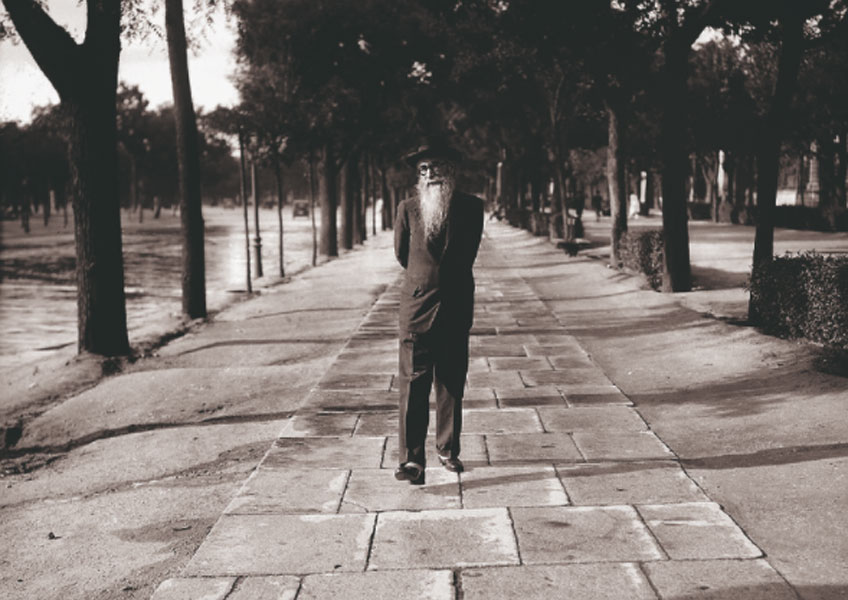 Ramón María del Valle-Inclán paseando por Recoletos. Madrid, 1930©Alfonso. Vegap, Madrid, 2021