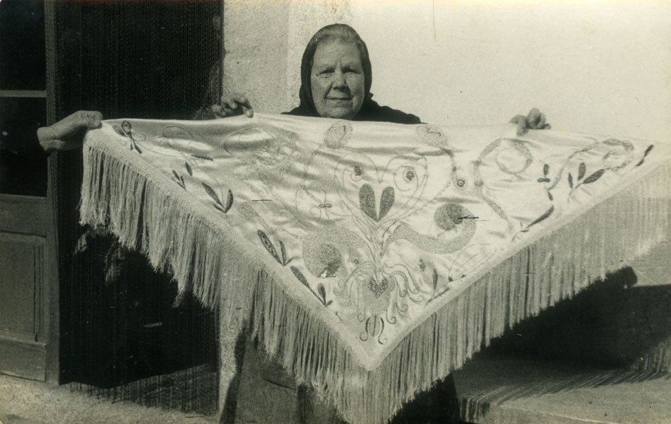 Josefa Tolrà mostrando un mantón con bordado fluídico, 1956. © de la obra, Associació Josefa Tolrà © Fotografía: Archivo familiar, cortesía de la Associació Josefa Tolrà, 2019 