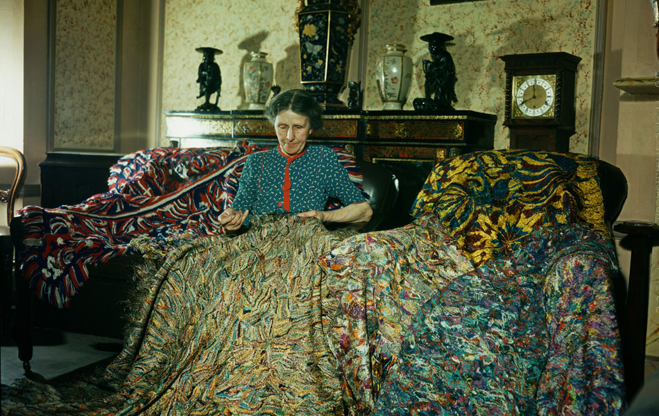 La artista inglesa Madge Gill (Maude Ethel Eades) realizando una manta con hilos de seda insertados en una lona, 19 de agosto de 1947. Fotografía: Paul Popper/ Popperfoto /Getty Images 