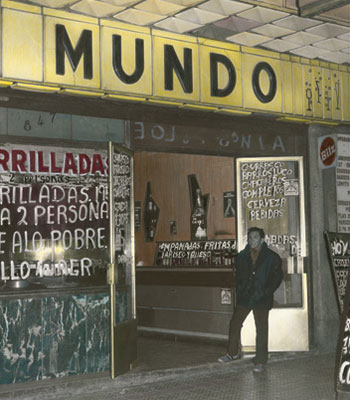 Leonora Vicuña. El Mundo, calle San Diego, Santiago de Chile, 1981. Collection Fondation Cartier pour l’art contemporain, Paris
