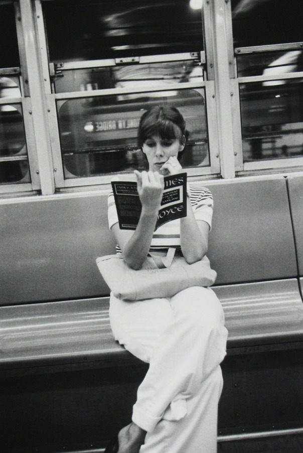 Louis Faurer. Nueva York (mujer y Joyce en el metro), 1973. Colección José Luis Soler Vila, Valencia © Louis Faurer Estate. Courtesy of Howard Greenberg Gallery, New York
