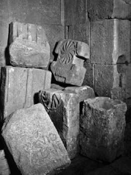 Ibon Aranberri. Estelas funerarias romanas de San Pedro de la Nave, Zamora. Cortesía del artista