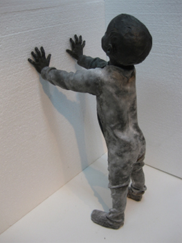 José Cobo. Niño apoyado en la pared, 2012