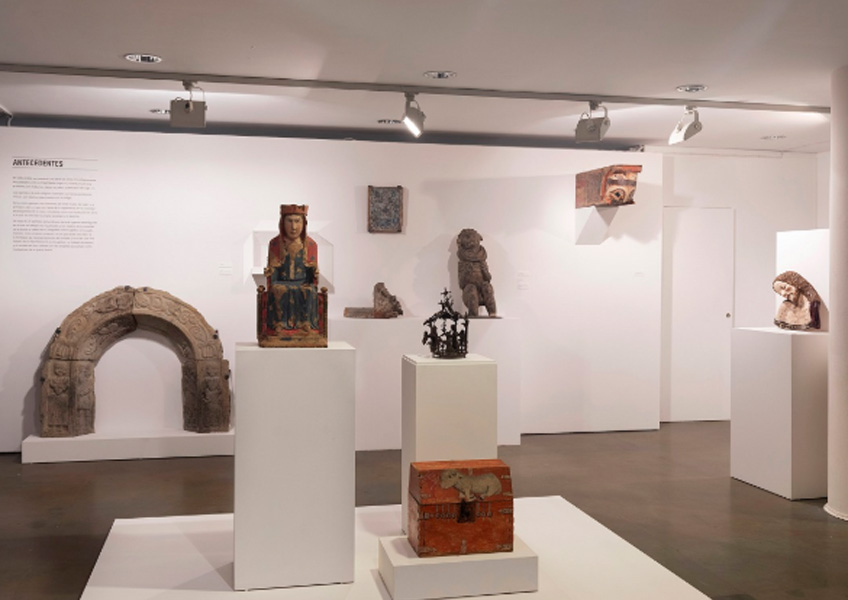 Vista de la sección Antecedentes en la exposición "Arte ingenuo". Sala de exposiciones de la Diputación de Huesca