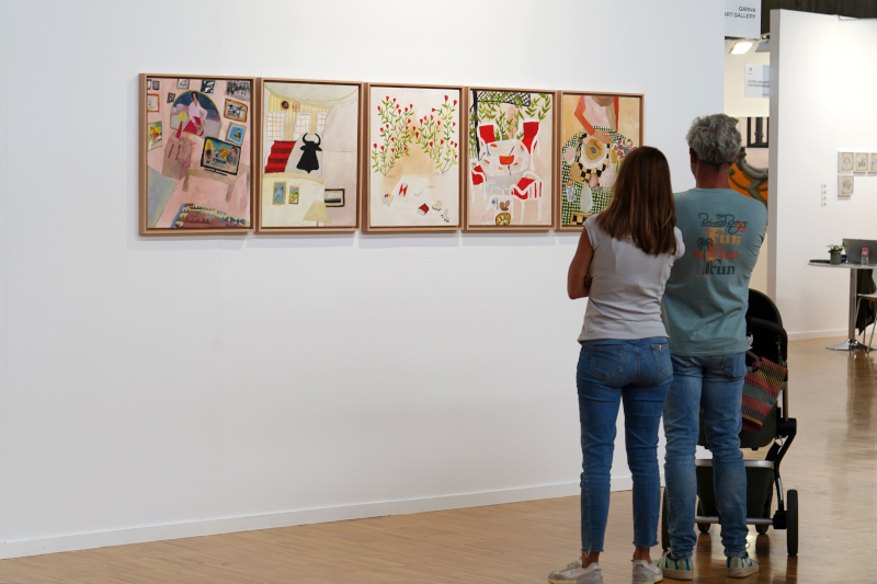 Visitantes en uno de los stands durante la última edición de ARTESANTANDER. Fotografía: Santi Ortiz