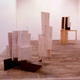 Elena Mendizábal en la exposición de la Sala Montcada, Barcelona, 1989