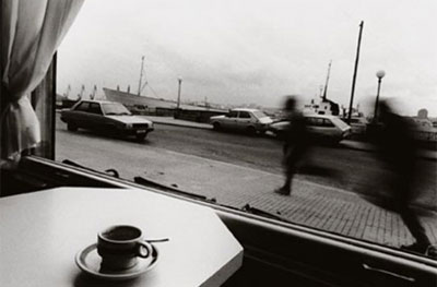 Vari Caramés. Un cortado / Espresso with Milk, 1985 © Vari Caramés, VEGAP. Madrid, 2013 