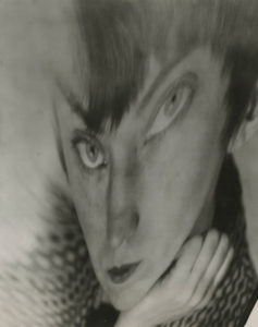Berenice Abbott. Self Portrait - Distortion, hacia 1930. Cortesía de Howard Greenberg Gallery