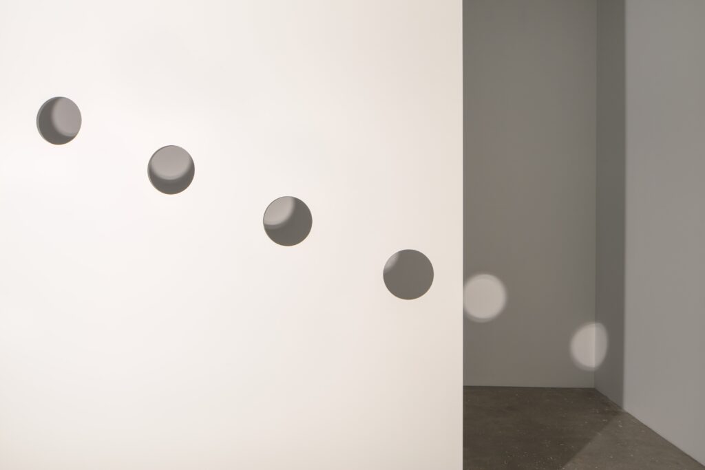 Nancy Holt. Holes of Light, 1973. Cortesía Dia Art Foundation, Nueva York