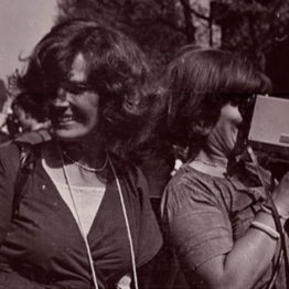 Micha Dell-Prane. Delphine Seyrig and Ioana Wieder holding a camera during a demonstration, 1976. Cortesía del Centre audiovisuel Simone de Beauvoir