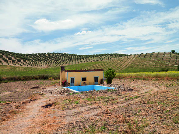 José Guerrero. Caseta y piscina, Jaén. Serie Andalucía, 2007. Cortesía de la Galería Alarcón Criado © José Guerrero, VEGAP, Madrid, 2025