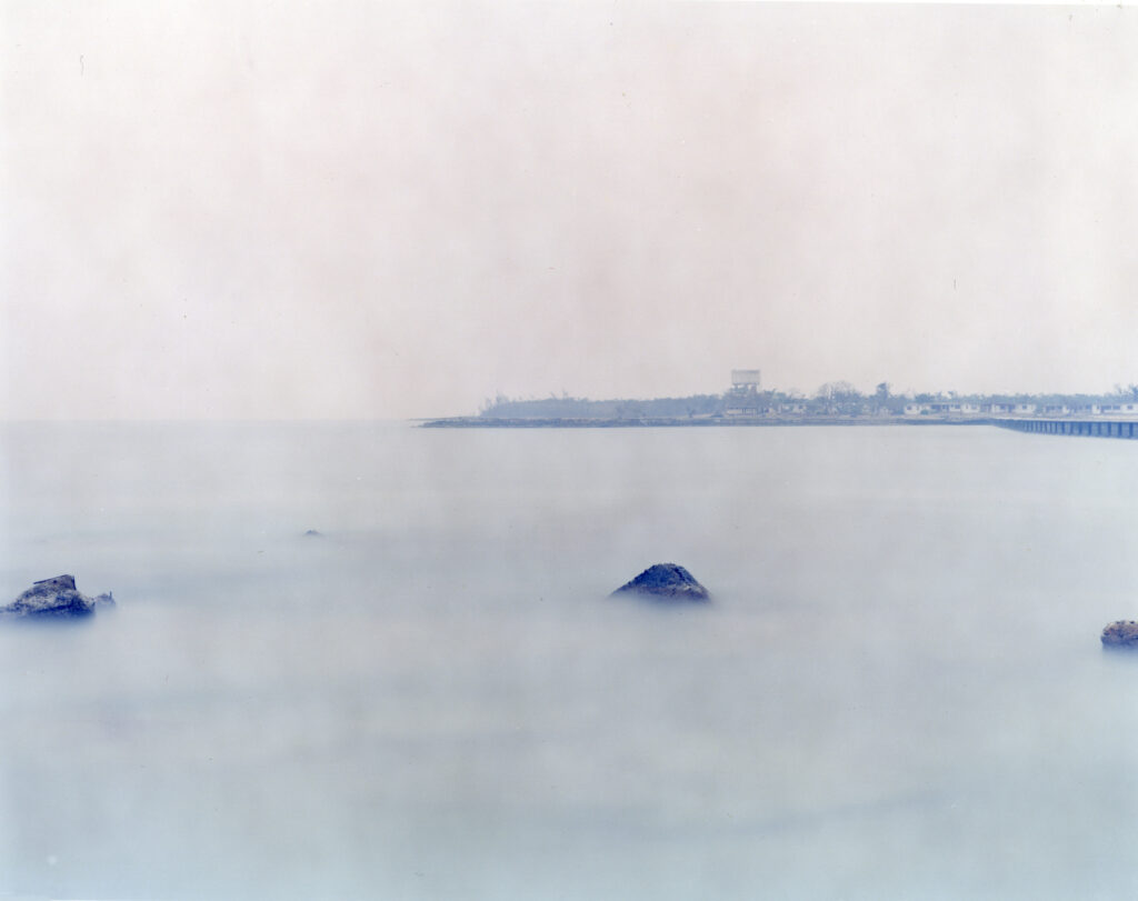 Tomoko Yoneda. Scene, Seascape - Location where CIA backed troops landed in an attempt to start a counter-revolution against Castro’s government, Bay of Pigs, Cuba 2002 . Cortesía de la artista