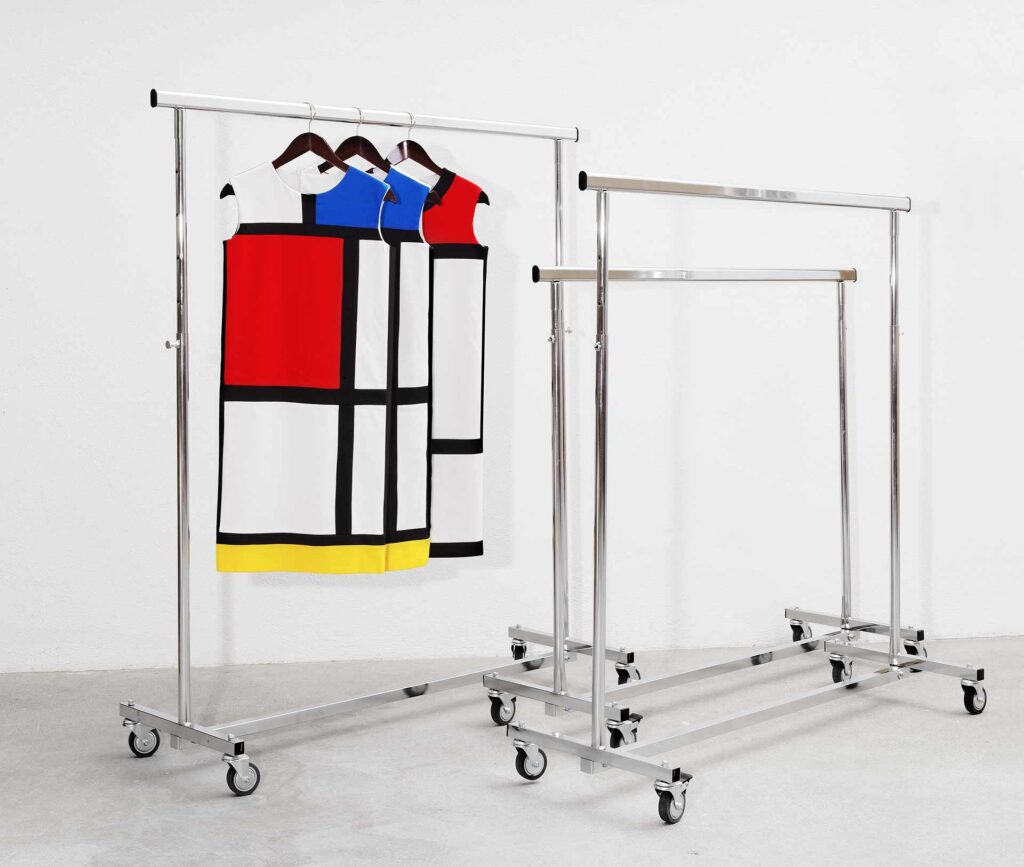 Sylvie Fleury Perchero para el vestido Mondrian, 1993-2016. Cortesía de la artista y de Karma International, Zúrich y Los Ángeles © Sylvie Fleury, VEGAP, Bilbao, 2021