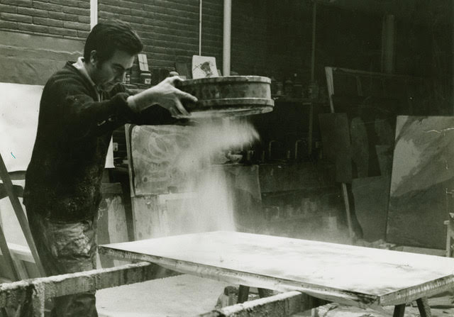 Antoni Tàpies trabajando en el estudio de Barcelona, 1966-1967. Fotografía de Ralph Herrmanns © Ralph Herrmanns, 2023