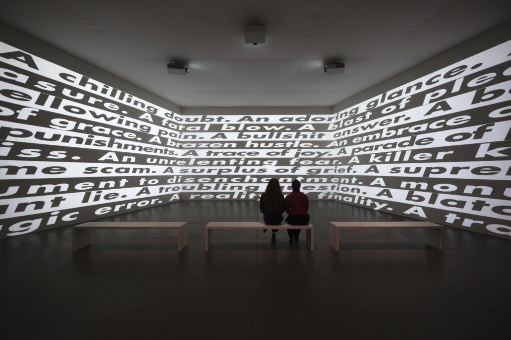 Barbara Kruger. No Comment. Vista de la exposición, ARoS Aarhus Kunstmuseum, Aarhus. Cortesía de la artista, ARoS Aarhus Kunstmuseum y Sprüth Magers Foto: Anders Sune Berg
