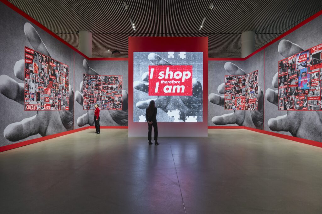 Barbara Kruger. No Comment. Vista de la exposición, ARoS Aarhus Kunstmuseum, Aarhus. Cortesía de la artista, ARoS Aarhus Kunstmuseum y Sprüth Magers Foto: Anders Sune Berg