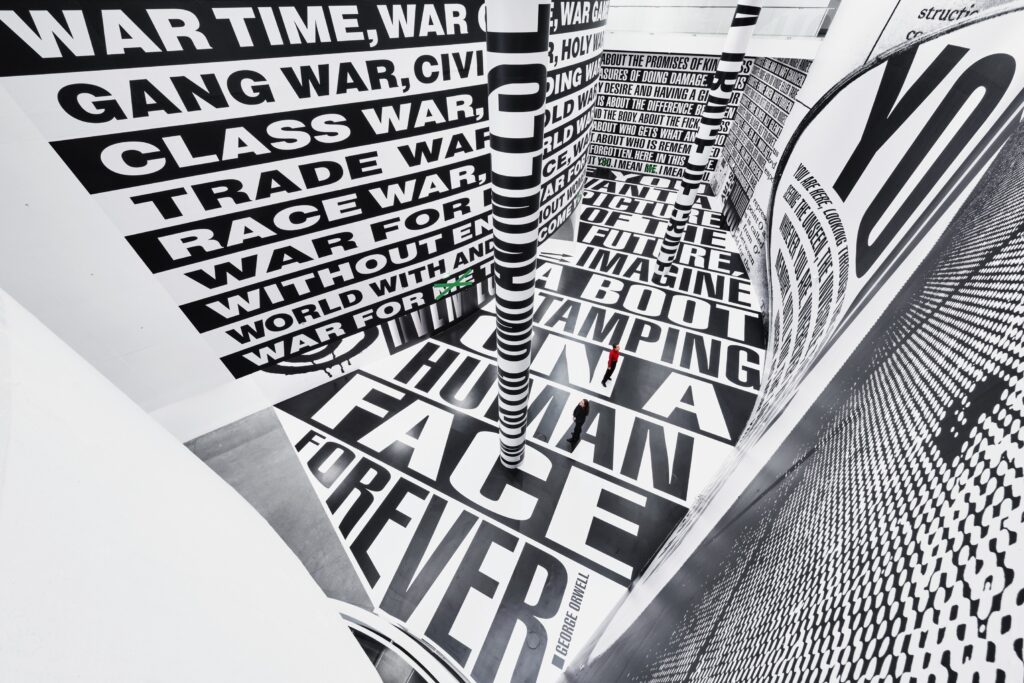 Barbara Kruger. No Comment. Vista de la exposición, ARoS Aarhus Kunstmuseum, Aarhus. Cortesía de la artista, ARoS Aarhus Kunstmuseum y Sprüth Magers Foto: Anders Sune Berg