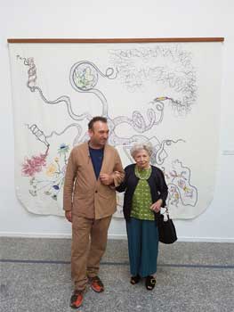 Francisca Artigues y Miquel Barceló posan delante de una de las obras. Fotografías: Jesús G. Rodrigo, RJB-CSIC